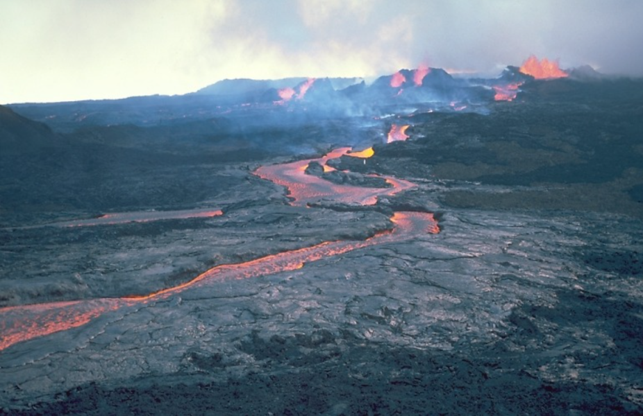 Mauna Loa erupts March 25–April 15, 1984